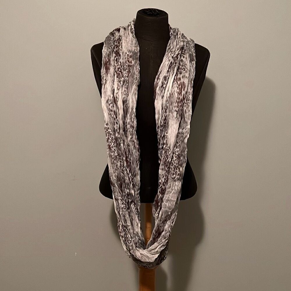 Collection Eighteen Women's Animal Print Infinity Scarf - Picture 3 of 6